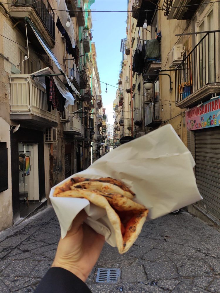 A real pizza a portafoglio held in a Naples street